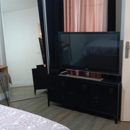 Appartement En Plein Coeur Du 10Eme Et Proche De Plusieurs Gares Paris Luaran gambar